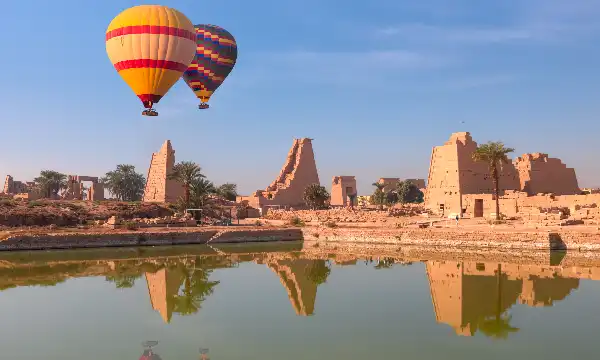 Crucero por el Nilo al atardecer con la silueta de un templo antiguo